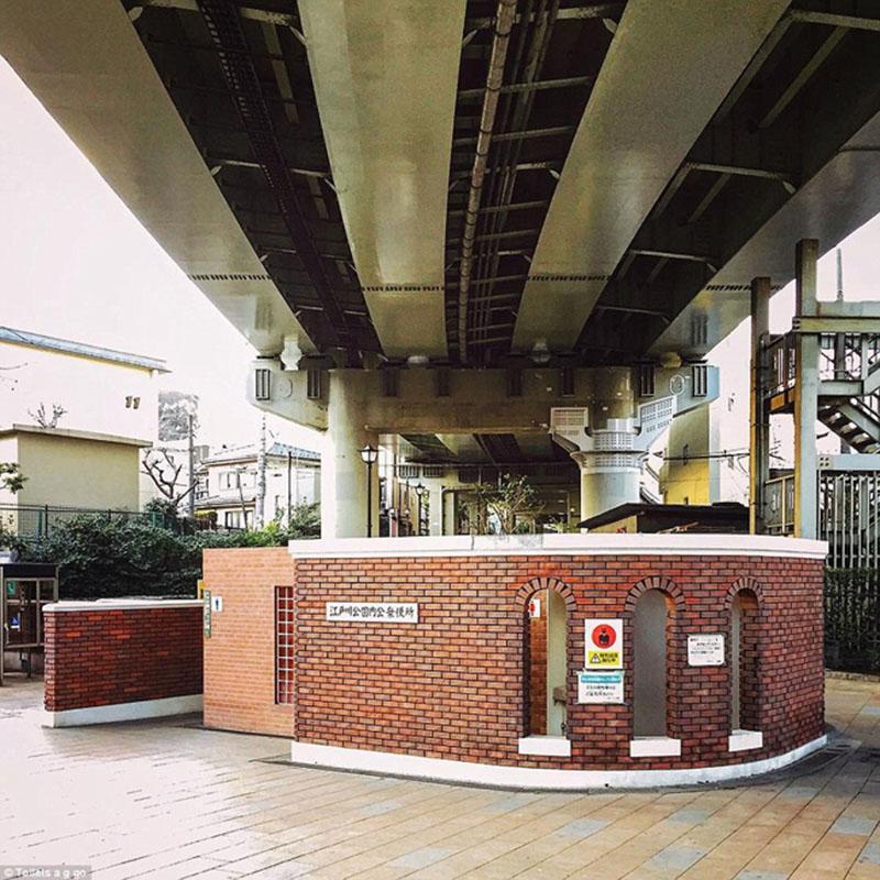 WC xây dựng dưới chân cây cầu lớn ở quận Bunkyo-ku
