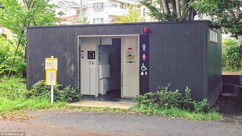 Tại Công viên Futatsubashi, WC được xây dựng trong các container bằng kim loại.
