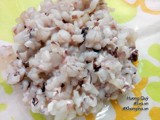 Chả mực cuộn lá lốt nướng thơm nức mũi, chồng con ăn sạch trơn không còn một miếng - 1