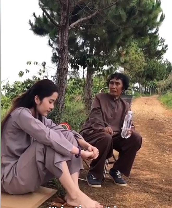 Clip: Nam Em lên núi, gượng cười ngồi nghe người đàn bà đặc biệt tâm sự chuyện tình yêu - 2