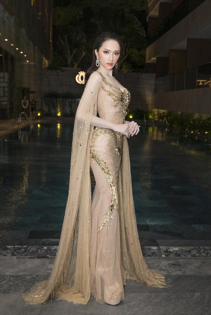 Hoa hậu Hương Giang mang giày cao 20 phân, đẹp tựa nữ thần tại sự kiện - 3