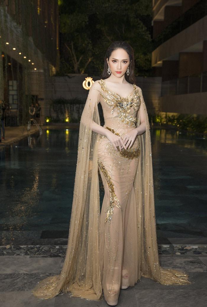 Hoa hậu Hương Giang mang giày cao 20 phân, đẹp tựa nữ thần tại sự kiện - 2