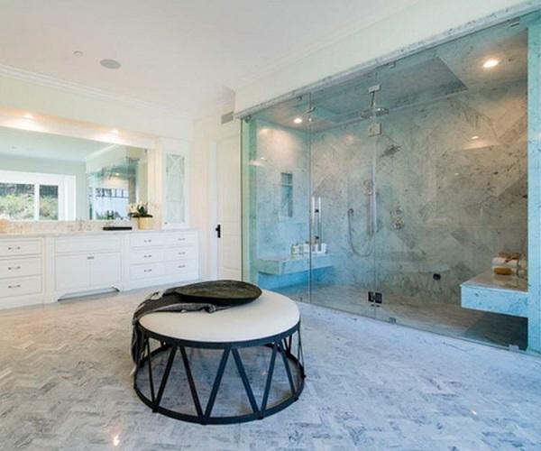 khoe anh noi that dat tien, kylie jenner bi dan mang chi trich vi vo tinh gay hai cho con - 11