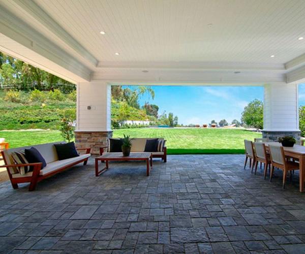 khoe anh noi that dat tien, kylie jenner bi dan mang chi trich vi vo tinh gay hai cho con - 15