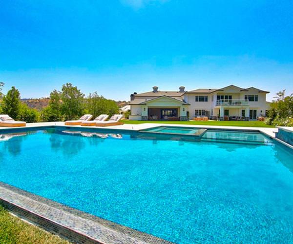 khoe anh noi that dat tien, kylie jenner bi dan mang chi trich vi vo tinh gay hai cho con - 16