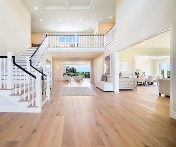 khoe anh noi that dat tien, kylie jenner bi dan mang chi trich vi vo tinh gay hai cho con - 6