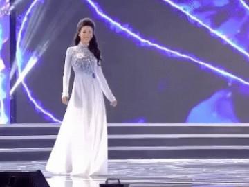 Đỗ Mỹ Linh được fans khen là một trong những Hoa hậu catwalk áo dài đẹp nhất Vbiz