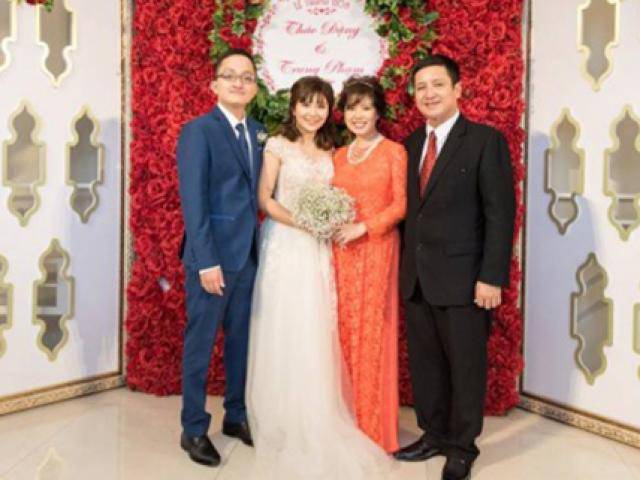 Nghệ sĩ Chí Trung và vợ hạnh phúc trong ngày cưới của con trai