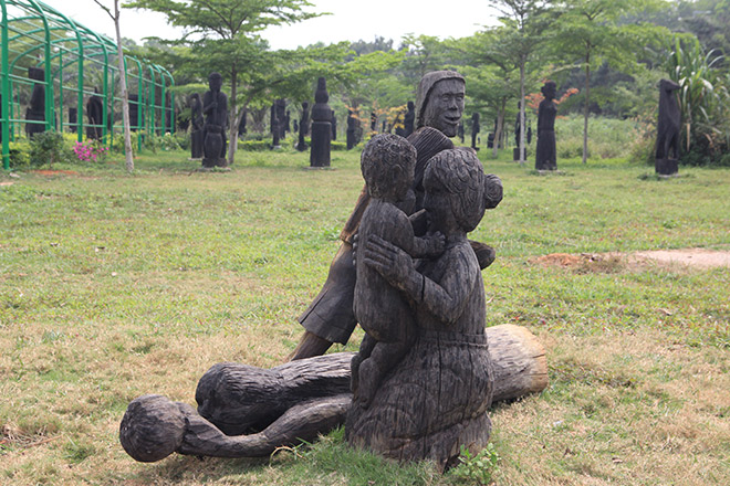 Du khách thích thú bên tượng gỗ phồn thực ở Hà Nội - 2