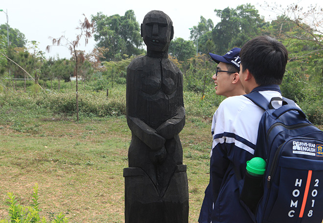 Du khách thích thú bên tượng gỗ phồn thực ở Hà Nội - 7