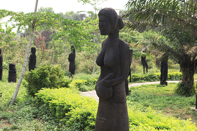 Du khách thích thú bên tượng gỗ phồn thực ở Hà Nội - 9