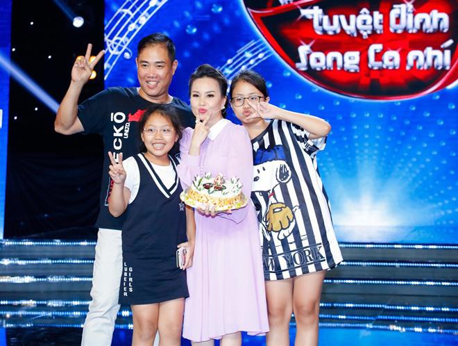 Chồng và 2 con gái đáng yêu đến tận trường quay để tạo điều bất ngờ cho Cẩm Ly - 4