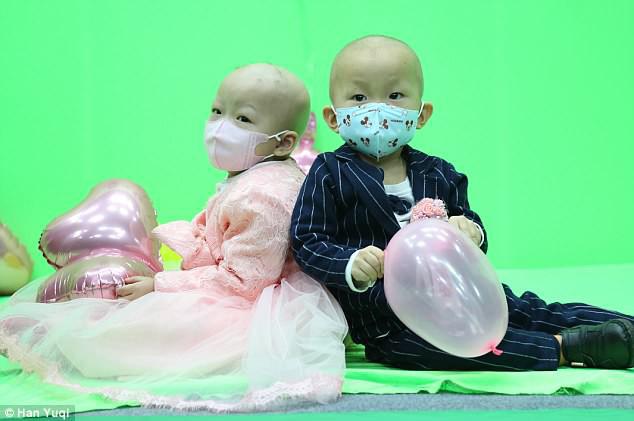 Đám cưới bất thường: Cha mẹ rơi nước mắt xót xa, cô dâu - chú rể thì ngơ ngác - 2