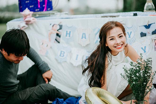 Con trai Khánh Hiền amp;#34;Tôi thấy hoa vàng trên cỏ xanhamp;#34; cười hết nấc trong tiệc thôi nôi ngoài trời - 1