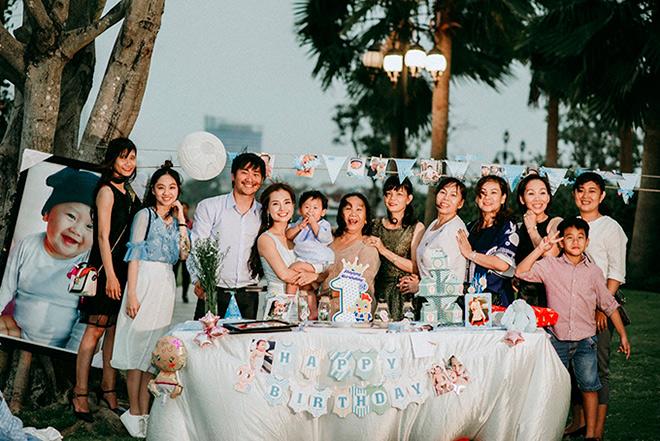Con trai Khánh Hiền amp;#34;Tôi thấy hoa vàng trên cỏ xanhamp;#34; cười hết nấc trong tiệc thôi nôi ngoài trời - 10