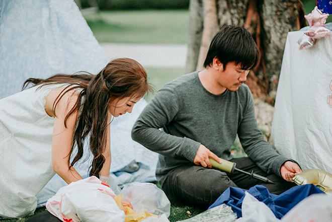 Con trai Khánh Hiền amp;#34;Tôi thấy hoa vàng trên cỏ xanhamp;#34; cười hết nấc trong tiệc thôi nôi ngoài trời - 2