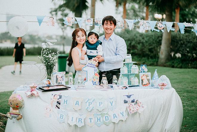 Con trai Khánh Hiền amp;#34;Tôi thấy hoa vàng trên cỏ xanhamp;#34; cười hết nấc trong tiệc thôi nôi ngoài trời - 3