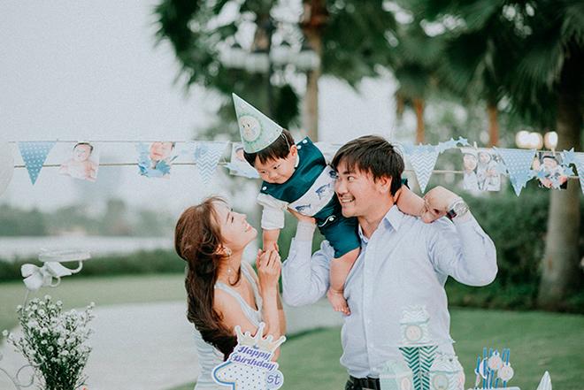 Con trai Khánh Hiền amp;#34;Tôi thấy hoa vàng trên cỏ xanhamp;#34; cười hết nấc trong tiệc thôi nôi ngoài trời - 4
