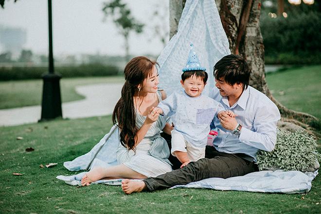 Con trai Khánh Hiền amp;#34;Tôi thấy hoa vàng trên cỏ xanhamp;#34; cười hết nấc trong tiệc thôi nôi ngoài trời - 5