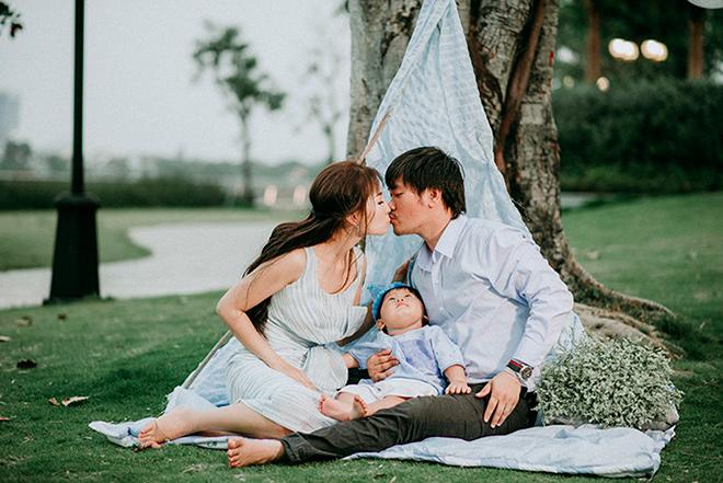 Con trai Khánh Hiền amp;#34;Tôi thấy hoa vàng trên cỏ xanhamp;#34; cười hết nấc trong tiệc thôi nôi ngoài trời - 6