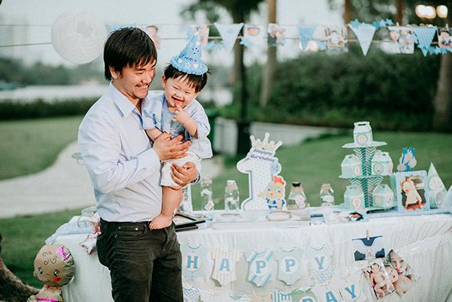 Con trai Khánh Hiền amp;#34;Tôi thấy hoa vàng trên cỏ xanhamp;#34; cười hết nấc trong tiệc thôi nôi ngoài trời - 7