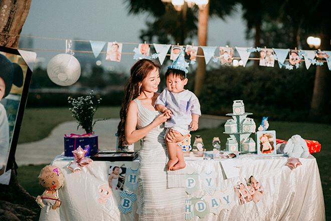 Con trai Khánh Hiền amp;#34;Tôi thấy hoa vàng trên cỏ xanhamp;#34; cười hết nấc trong tiệc thôi nôi ngoài trời - 8