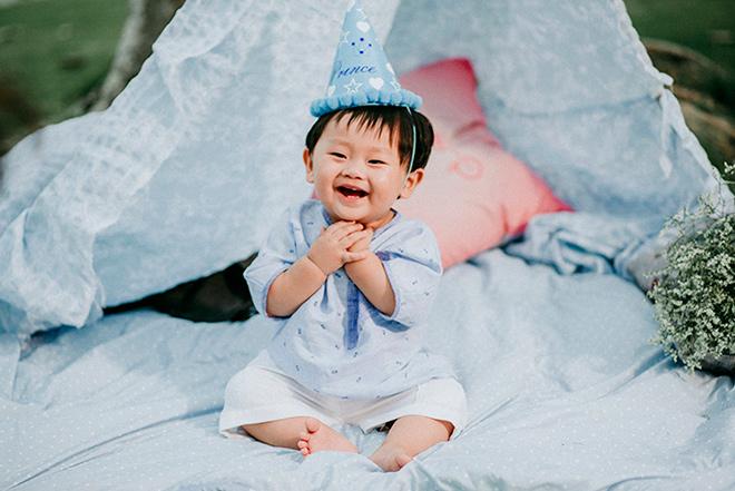 Con trai Khánh Hiền amp;#34;Tôi thấy hoa vàng trên cỏ xanhamp;#34; cười hết nấc trong tiệc thôi nôi ngoài trời - 9