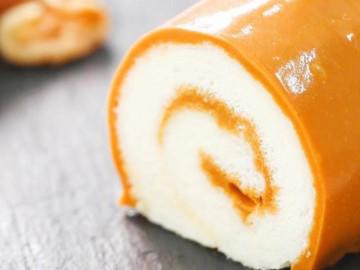 Bánh cuộn caramel mặn óng ánh sắc vàng thu hút mọi ánh nhìn