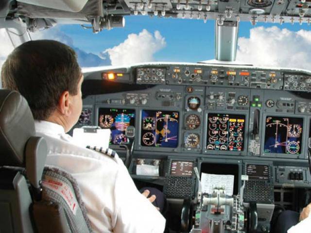 Điều gì xảy ra nếu phi công đột tử khi máy bay đang bay?