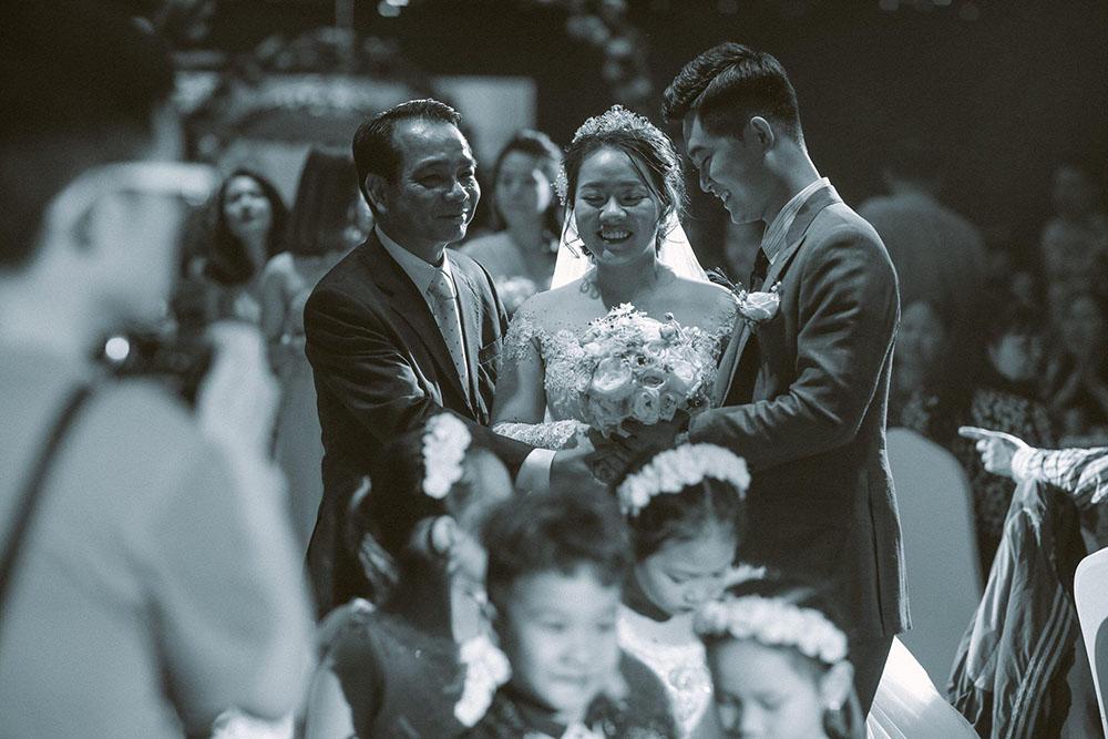 Cô dâu đeo mặt nạ quỷ chờ chú rể tới đón dâu khiến dân mạng cười nghiêng ngả - 6