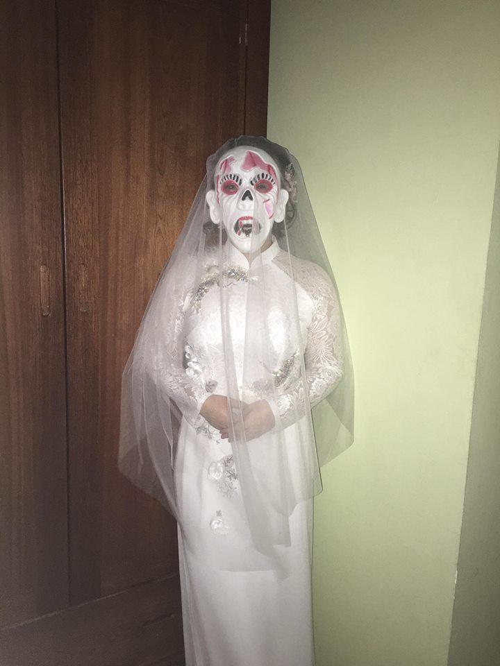 Cô dâu đeo mặt nạ quỷ chờ chú rể tới đón dâu khiến dân mạng cười nghiêng ngả - 1