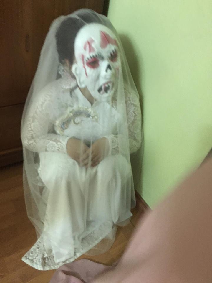 Cô dâu đeo mặt nạ quỷ chờ chú rể tới đón dâu khiến dân mạng cười nghiêng ngả - 2