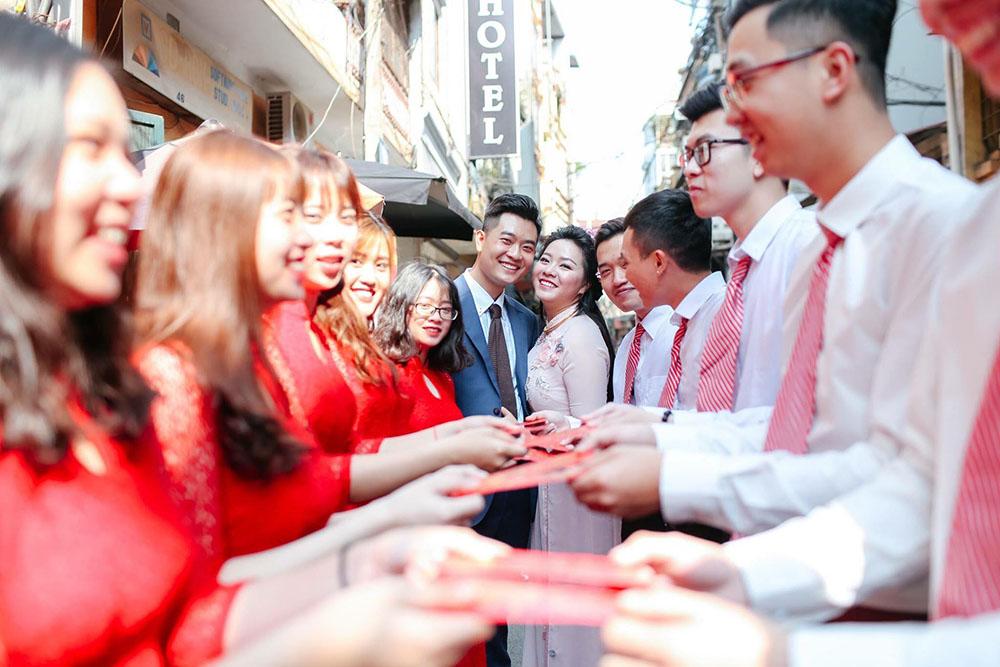 Cô dâu đeo mặt nạ quỷ chờ chú rể tới đón dâu khiến dân mạng cười nghiêng ngả - 5