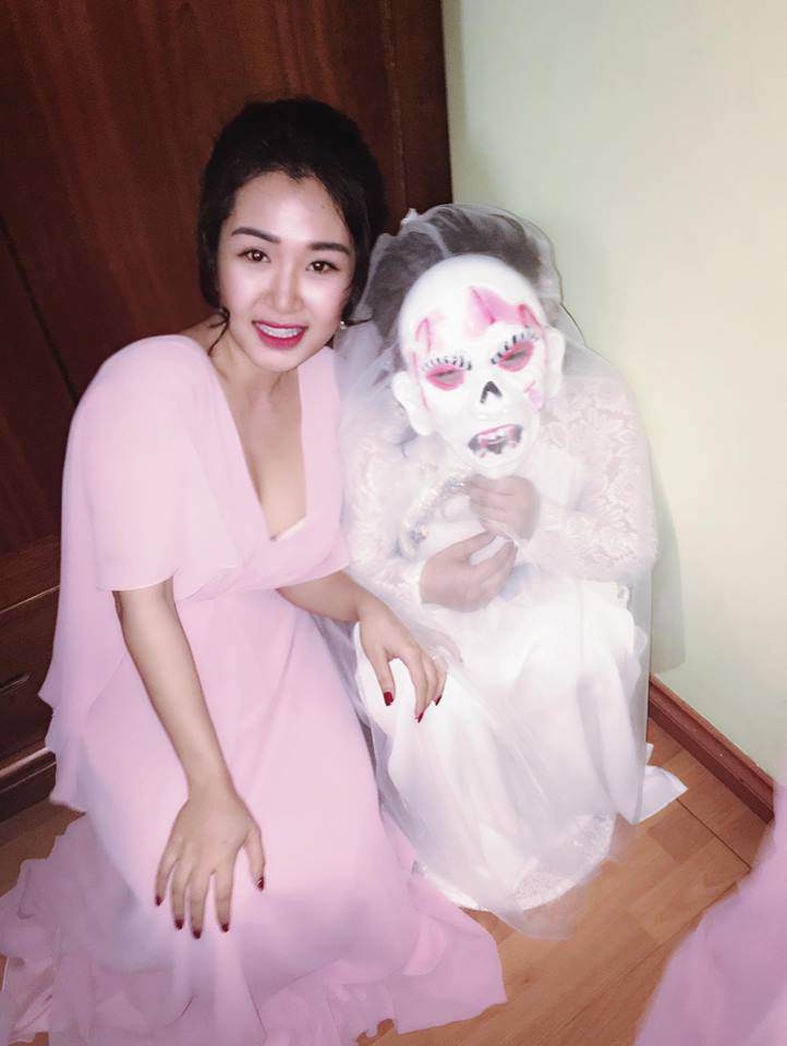 Cô dâu đeo mặt nạ quỷ chờ chú rể tới đón dâu khiến dân mạng cười nghiêng ngả - 3