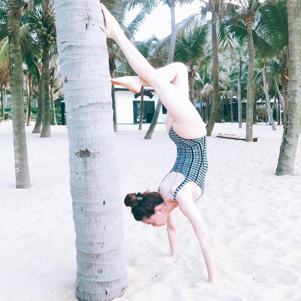 Fans mê mệt ngắm Hồ Ngọc Hà diện bodysuit khoe đường cong rực lửa - 4