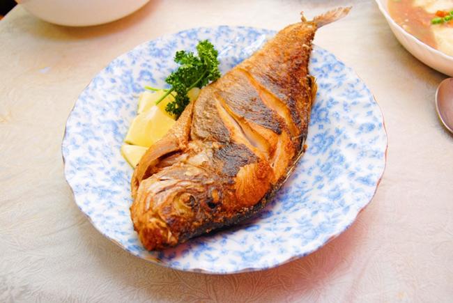 Sở hữu 4 mẹo độc này, đảm bảo chị em rán cá không bao giờ bị bắn dầu - 1