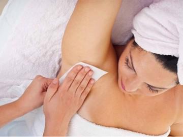 Wax lông cánh tại nhà và những lưu ý để vùng da dưới cánh tay không bị thâm