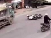 Tin tức - Hai nữ sinh được tài xế xe tải cứu phải chịu trách nhiệm gì?