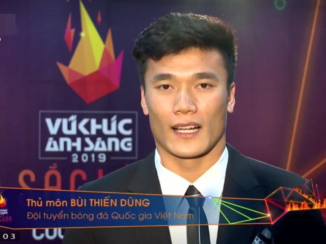 Sự cố dở khóc dở cười của Tuấn Hưng, Bùi Tiến Dũng, Đông Nhi trong sự kiện đón năm mới