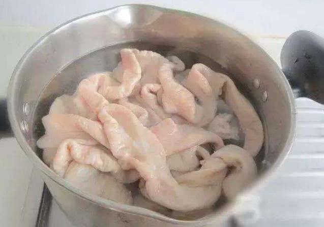 Lòng già lợn rửa bằng bột mì vẫn còn mùi, chỉ cần thêm thứ này thơm ngay tức khắc - 1