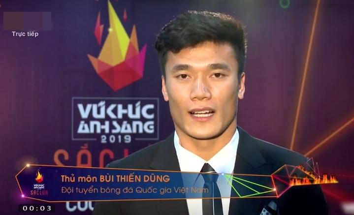 Sự cố amp;#34;dở khóc dở cườiamp;#34; của Tuấn Hưng, Bùi Tiến Dũng, Đông Nhi trong sự kiện đón năm mới - 2