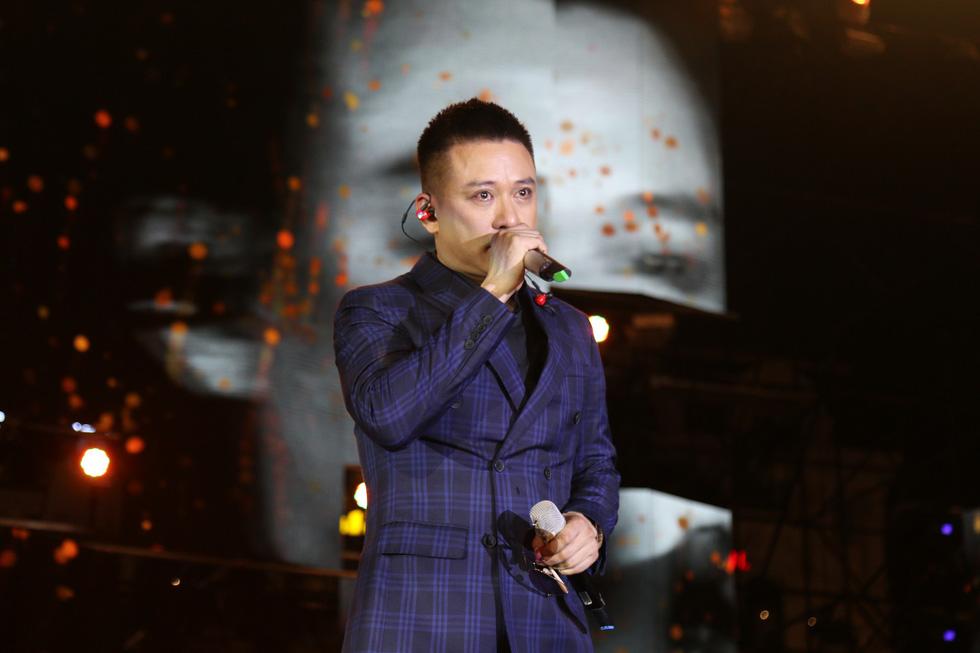 Sự cố amp;#34;dở khóc dở cườiamp;#34; của Tuấn Hưng, Bùi Tiến Dũng, Đông Nhi trong sự kiện đón năm mới - 1