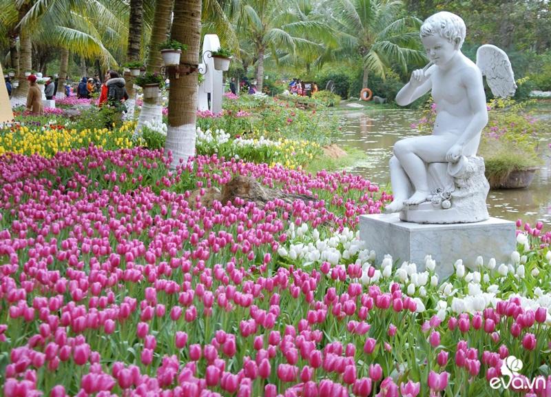 Mới đây, tại một khu đô thị nổi tiếng thuộc tỉnh Hưng Yên, cách Hà Nội chừng 10km đã diễn ra lễ hội hoa tulip lớn nhất miền Bắc thu hút đông đảo du khách đến tham quan.
