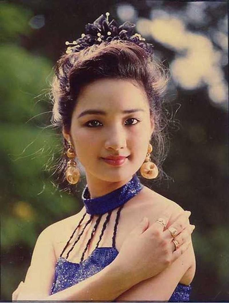 Cuộc thi Hoa hậu Đền Hùng năm 1989 do báo Tiền Phong tổ chức. Sau khi lỡ hẹn với Hoa hậu Việt Nam mùa đầu tiên, người đẹp Giáng My ghi danh đấu trường sắc đẹp này.
