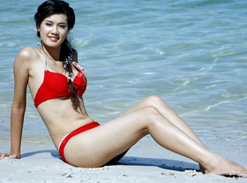 Hoa hậu miền biển Việt Nam Đặng Minh Thu sinh năm 1988, với chiều cao 1,68 m, nặng 54 kg và số đo ba vòng 86 - 64 – 90.
