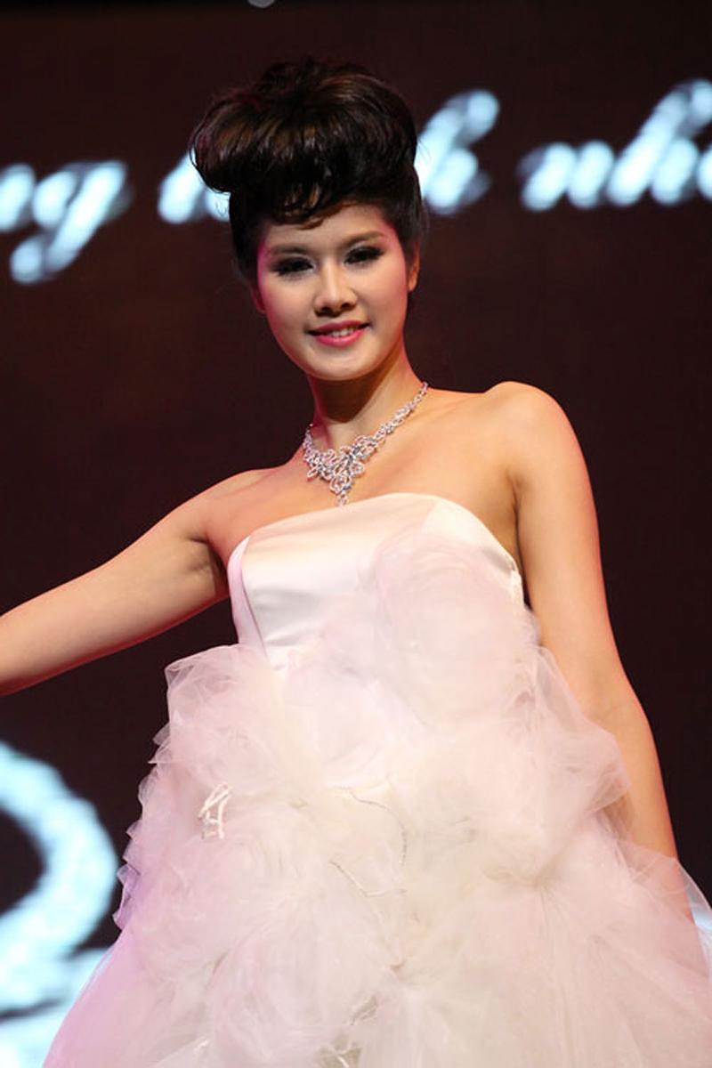 Sau đó, cô tham gia cuộc thi Hoa hậu Thế giới người Việt 2007 và giành vị trí Á hậu 2. Liền ngay sau đó, cô được cử tham gia cuộc thi Hoa hậu Thế giới tại Trung Quốc vào năm 2008. Dù rất cố gắng nhưng Minh Thu cũng không có được vị trí trong Top 16 chung cuộc.
