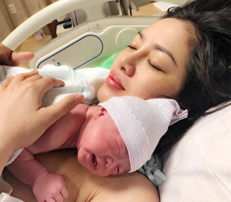 Ngày 27.10 vừa qua, Lâm Vũ đăng thông báo bà xã Huỳnh Tiên đã hạ sinh con gái đầu lòng tại Mỹ. Cô công chúa nhà Lâm Vũ chào đời bằng phương pháp sinh thường, nặng 3,1kg.
