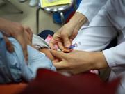 Sức khỏe - Tuyệt đối không tiêm vắc xin ComBE Five cho trẻ có biểu hiện dưới dây, kể cả khi đủ tuổi