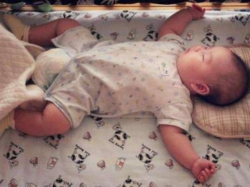 Hóa giải lý do trẻ thích ngủ với tư thế giơ hai tay đầu hàng