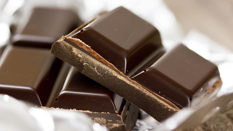 Nếu gõ vào thanh socola mà phát ra âm thanh lớn chứng tỏ nó chứa hàm lượng bơ cacao cao. Ngược lại, thanh socola nào tạo ra âm thanh nhẹ nhàng khi nhấp vào, nó chứa lượng bơ cacao thấp.
